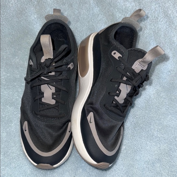 Nike women’s Black and Tan Sneakers - Picture 1 of 5